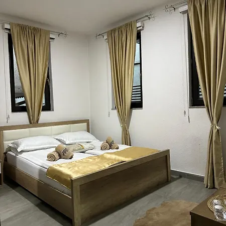 Old Town Apartment *